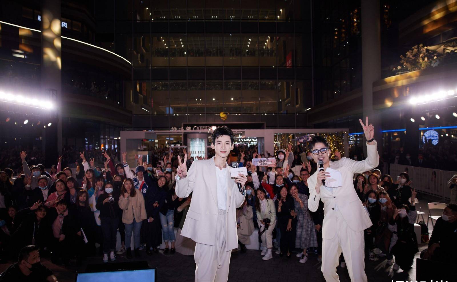 网友 白敬亭：号称柔情王子太瘦了？身穿灰白西服内搭无领衬衫出席活动