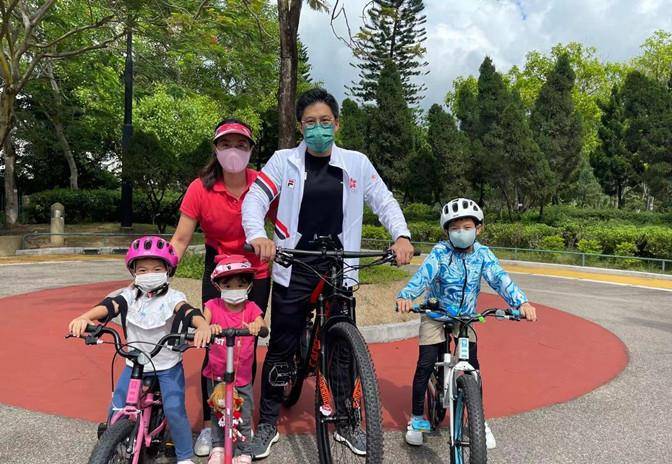 经典 郭晶晶与霍启刚玩浪漫，穿衬衫庆生享受二人世界，天然头额骨抢镜