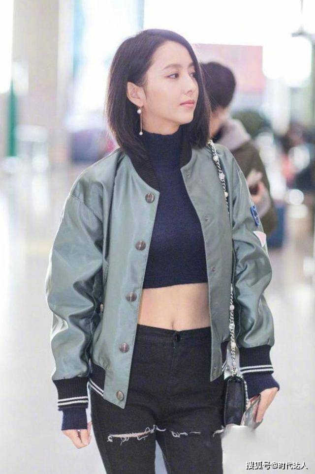 整体 佟丽娅女团造型引争议,紫色头发火辣妆造搭配露脐装,性感又妩媚