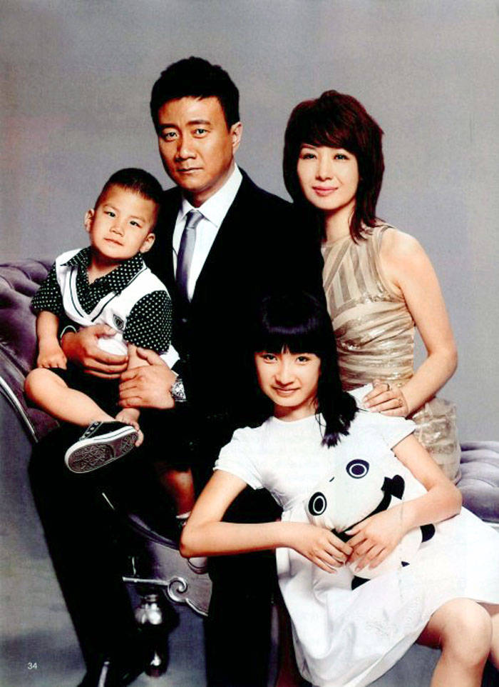 胡军全家福为了证明自己对妻子的忠贞不贰,也为了反击那些谣传,2005年