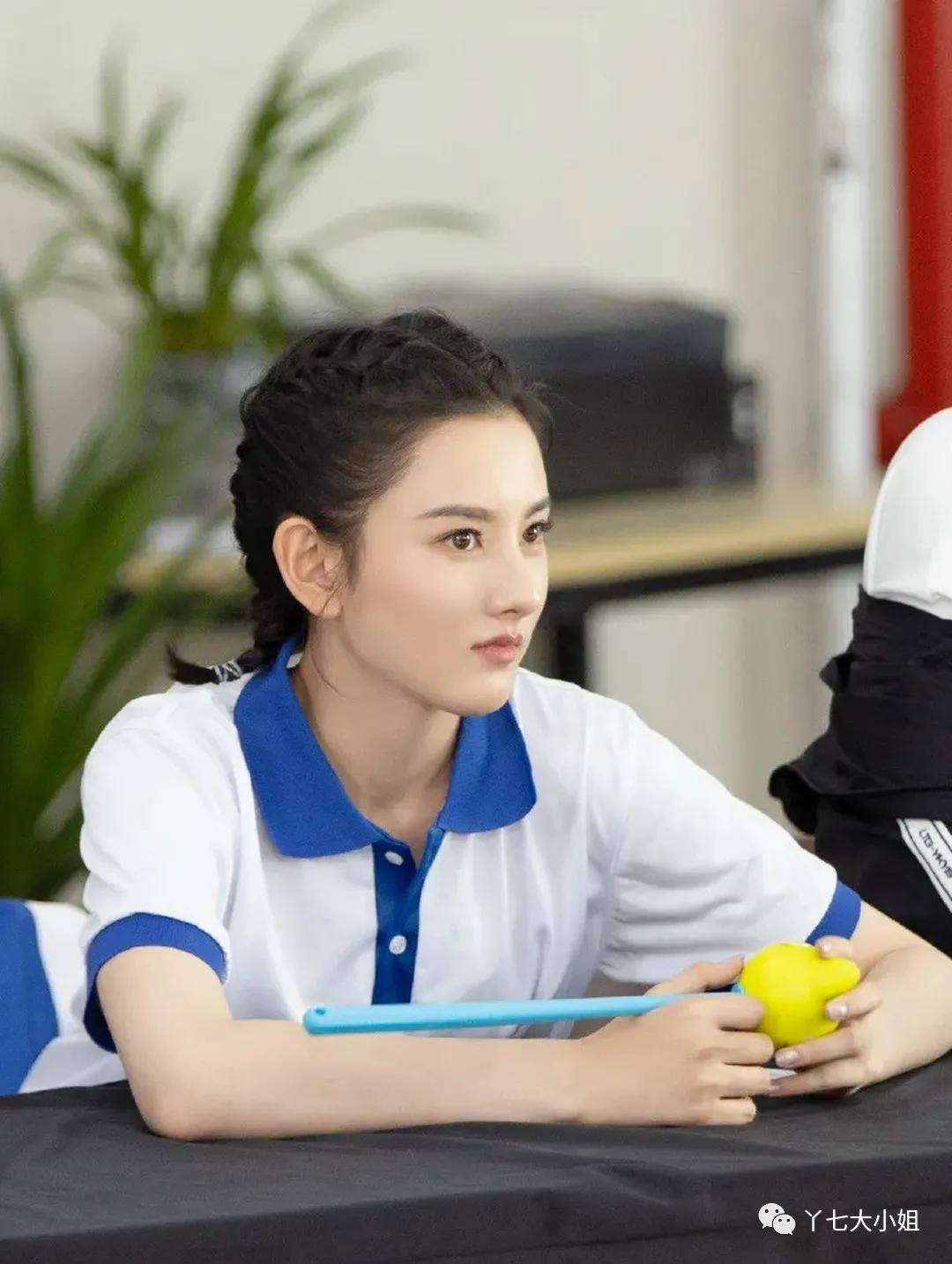 西装 2021秋冬女装流行趋势之:学院风