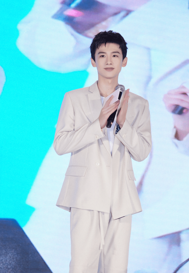 网友 白敬亭：号称柔情王子太瘦了？身穿灰白西服内搭无领衬衫出席活动