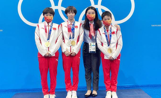 经典 郭晶晶与霍启刚玩浪漫，穿衬衫庆生享受二人世界，天然头额骨抢镜