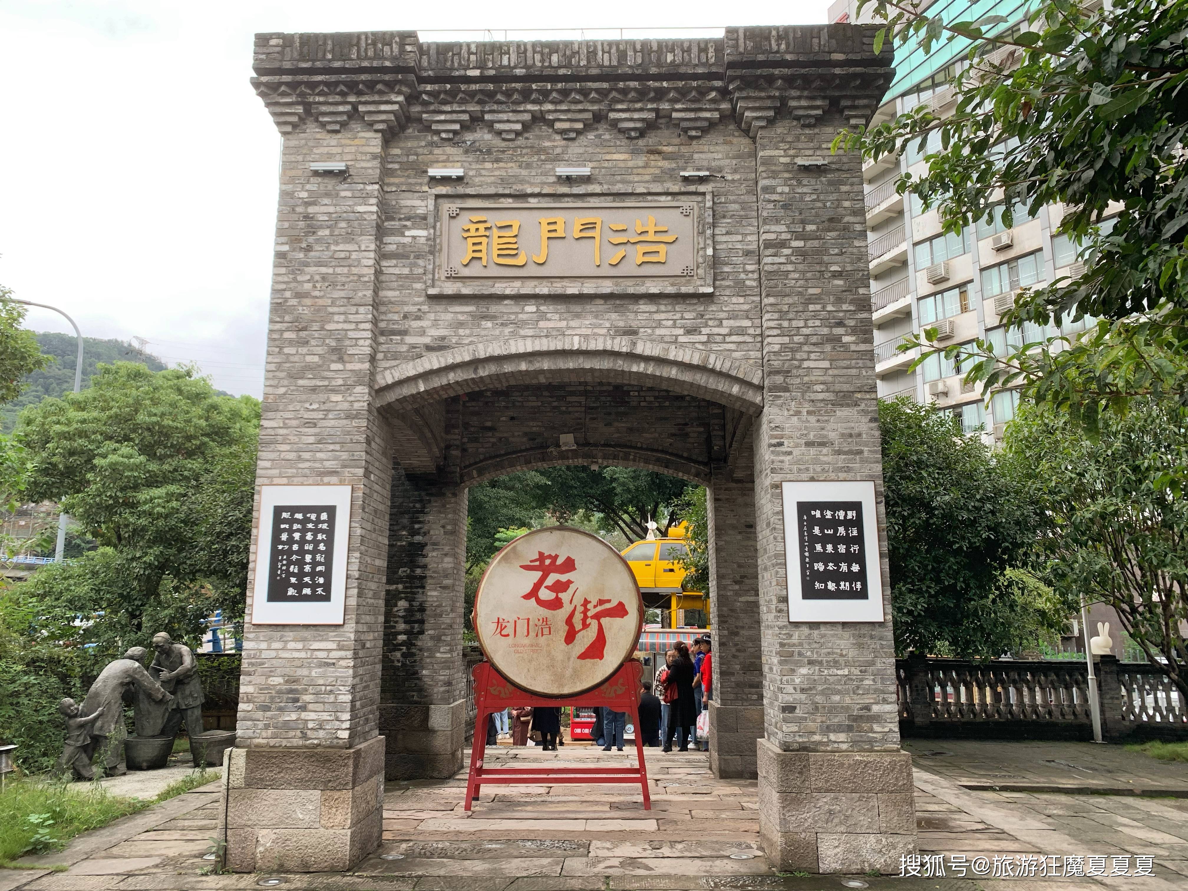 以重庆独特地貌命名的老街，由两百多幢历史建筑组成，江景绝美
