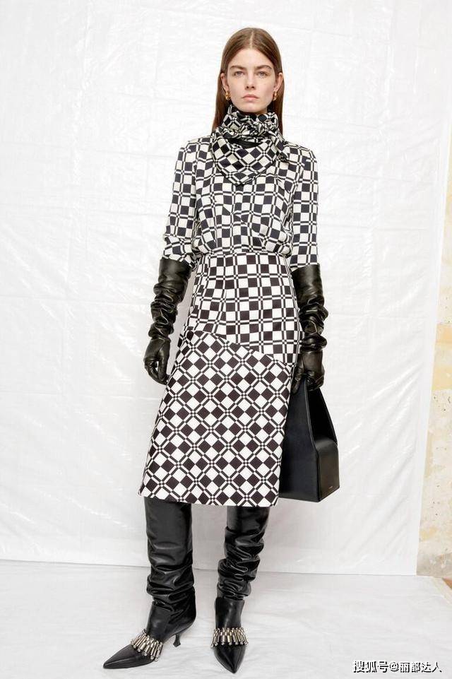 美眉 秋季裙装穿不出新意?试试“裙装+靴子”的搭配组合,个性又酷飒