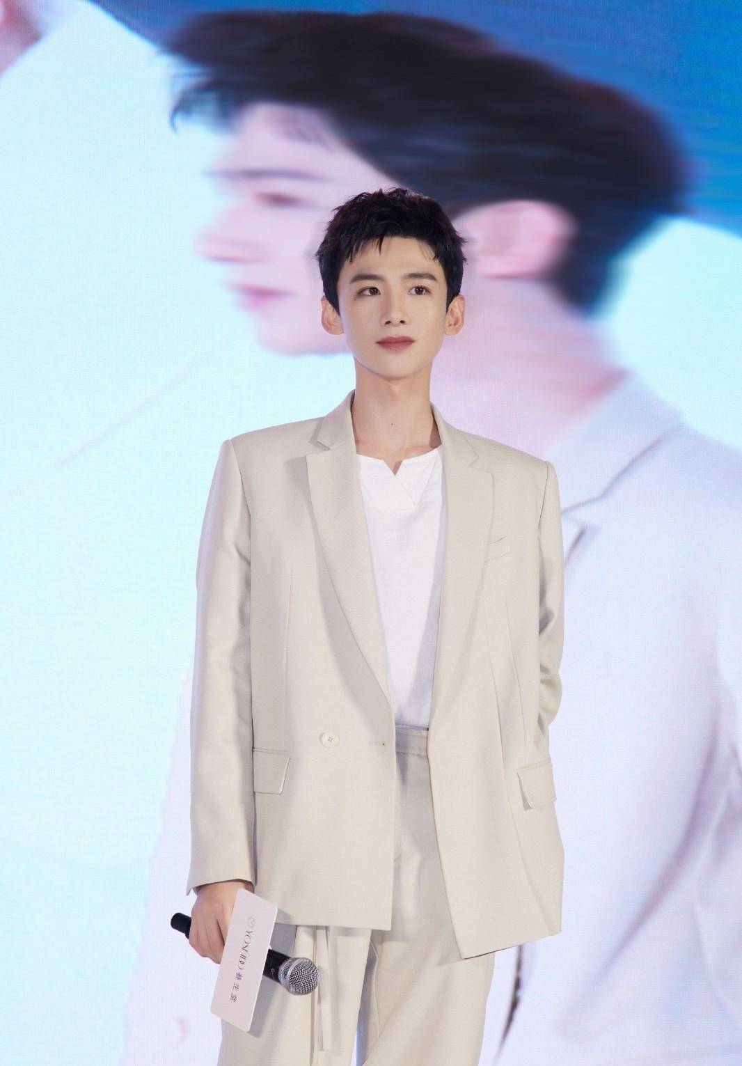 网友 白敬亭：号称柔情王子太瘦了？身穿灰白西服内搭无领衬衫出席活动