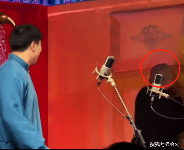 发型|岳云鹏和烧饼同台演出,走错门头撞墙上,新发型被调侃是“卤蛋”
