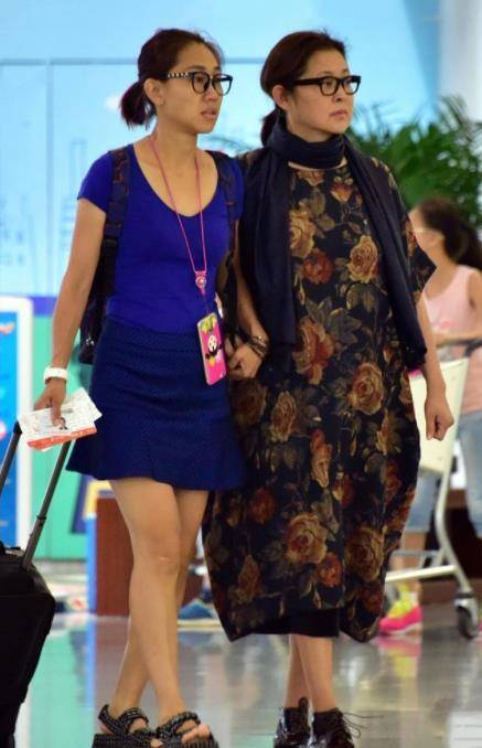 身材 倪萍穿印花裙配围巾,淡雅知性秀出成熟女人味,宽松却不臃肿