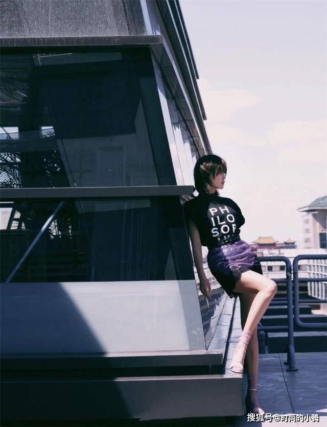 计划 辛芷蕾哪来的勇气？竟在凉鞋里面套丝袜，却硬是把土味穿成时尚