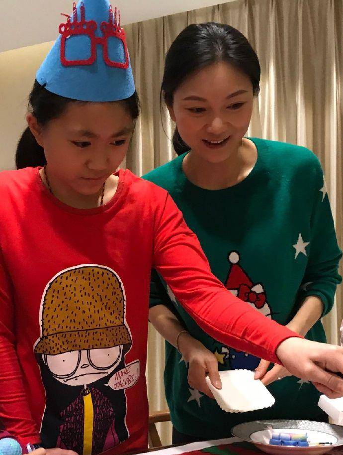 显得 陈婷组织一家拍照，张艺谋是真的老了，她穿镂空白裙气质还清纯！