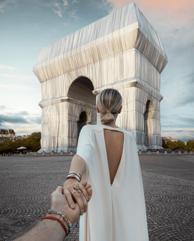 法国    凯旋门这对来自俄罗斯的夫妻,以一系列 「follow me to」