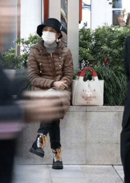 救助孙俪带儿女路边摆摊义卖，救助流浪动物获点赞，但商品定价惹争议