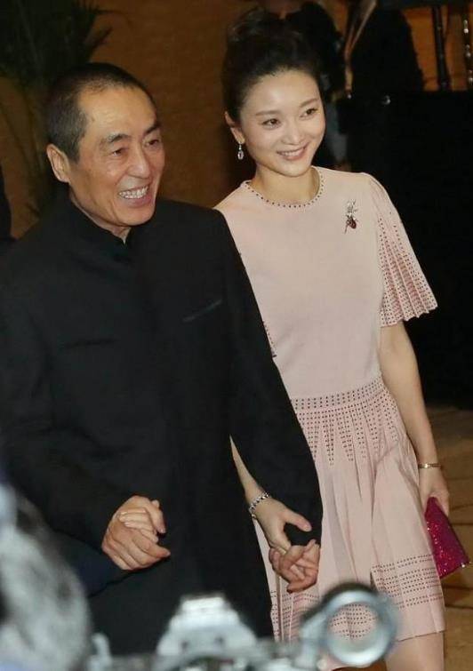 一身 陈婷与张艺谋共出席活动，穿扮成熟优雅显气质，不愧是大导演太太