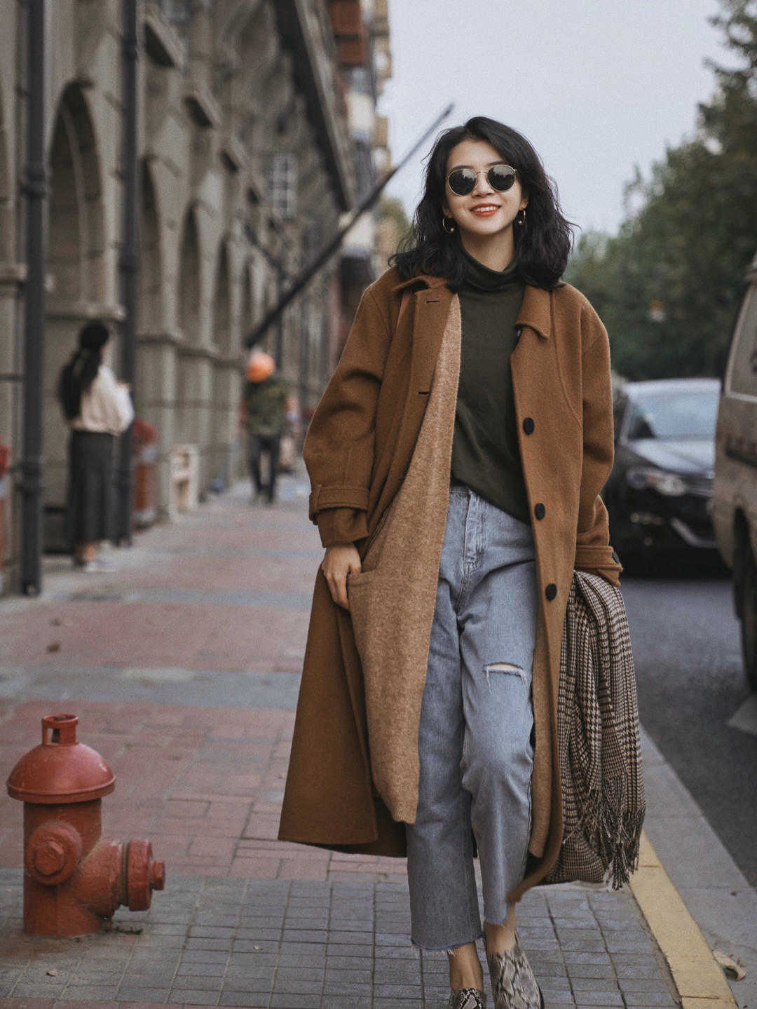 大地 秋冬、比黑白灰更炸街的是什么颜色？当然是大地色大衣，又飒又美