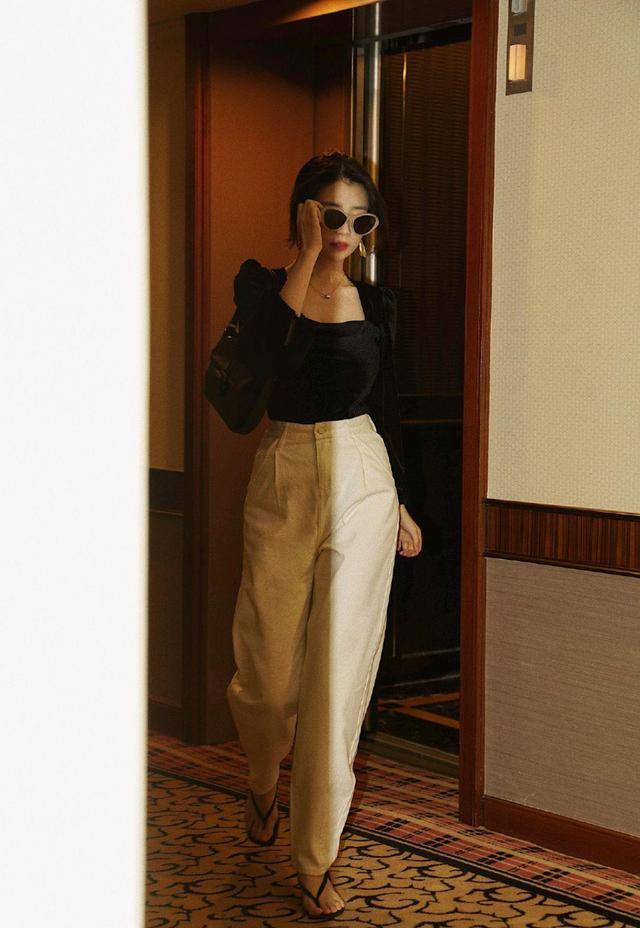 三木 三木博主太会穿！黑丝绒上衣配白色长裤高级精致，复古摩登又时髦