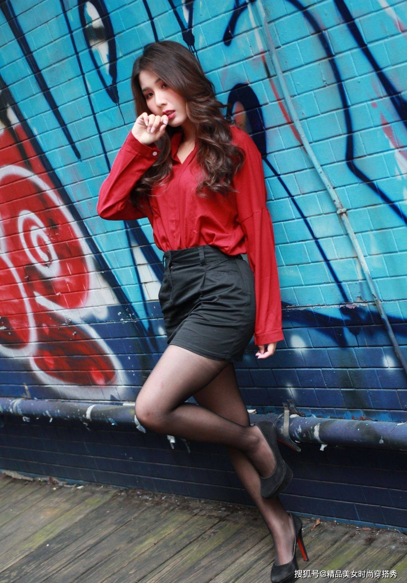 设计 红色衬衫搭配黑色包臀裙，优雅又知性，绽放女性魅力