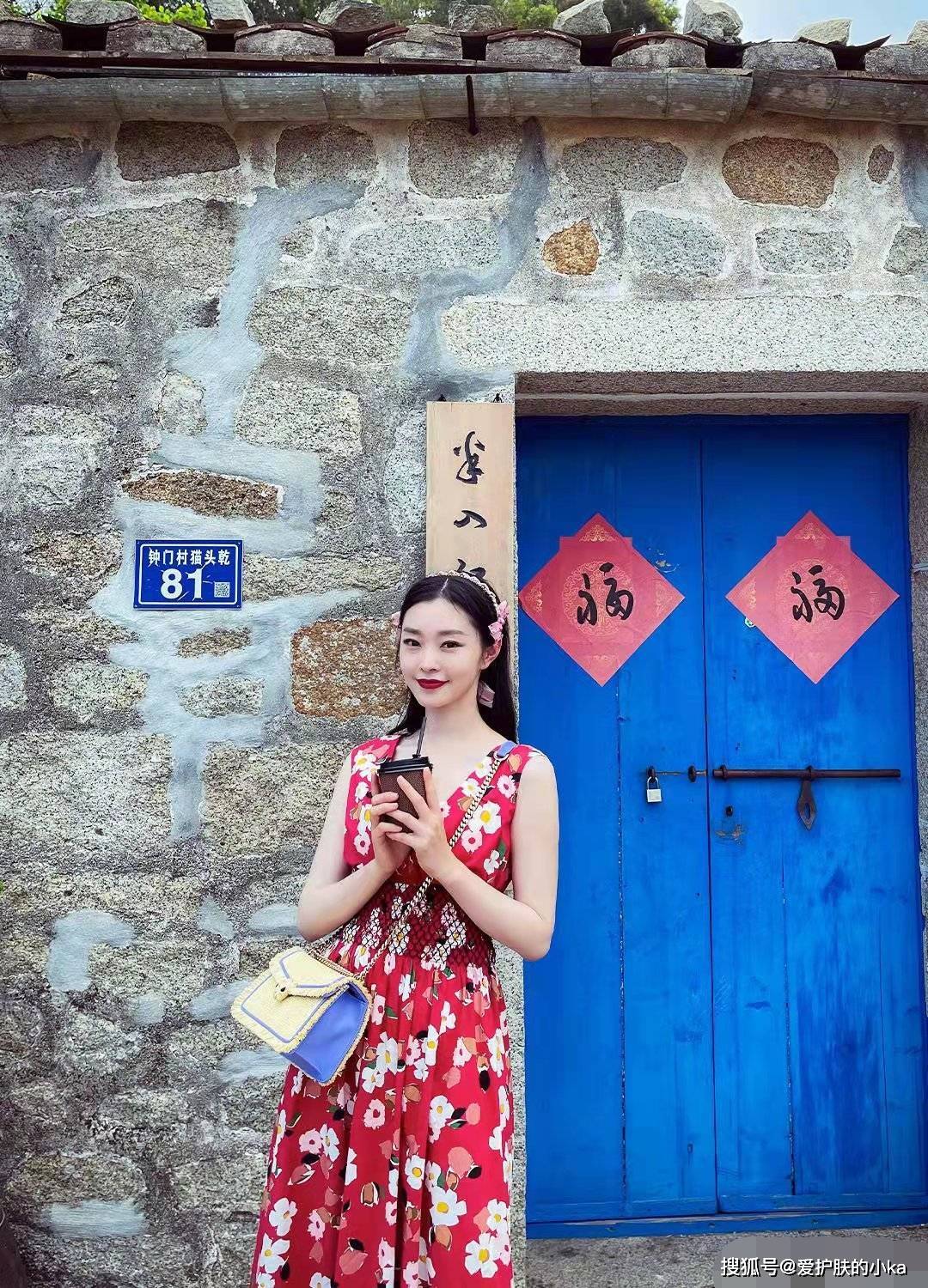 身材 宋轶的碎花裙有点小了，她这么瘦还会"挤"出肉来，还好气质够清新