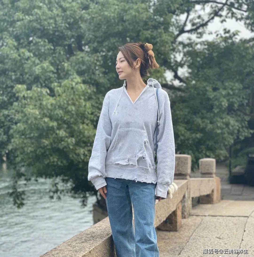 卫衣 张雨绮晒游客照,其貌不扬的卫衣竟然比美女的脸还“抢镜