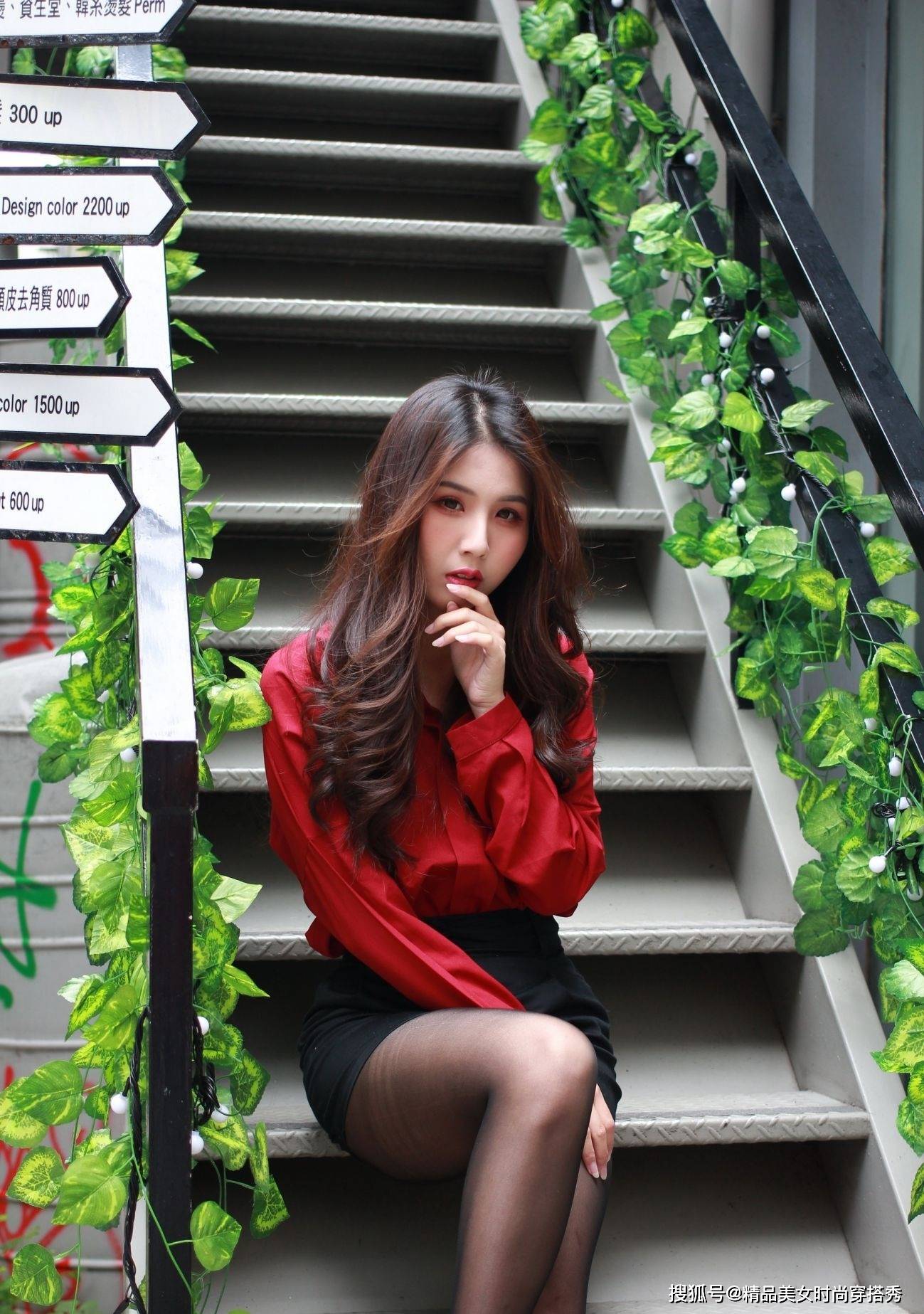 设计 红色衬衫搭配黑色包臀裙，优雅又知性，绽放女性魅力