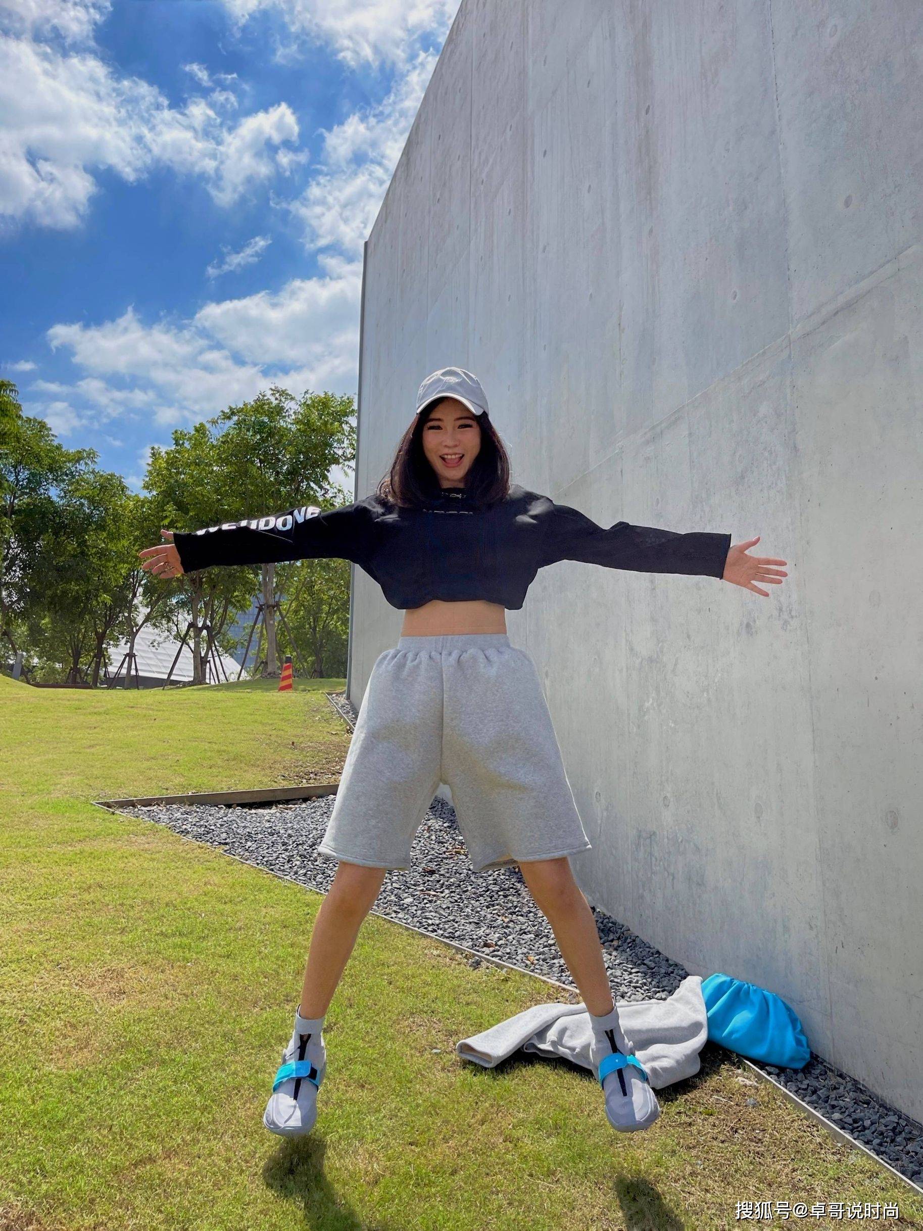 姐妹 不愧是周玲安,简约无奇的抹胸背心,一样穿出有料的身姿