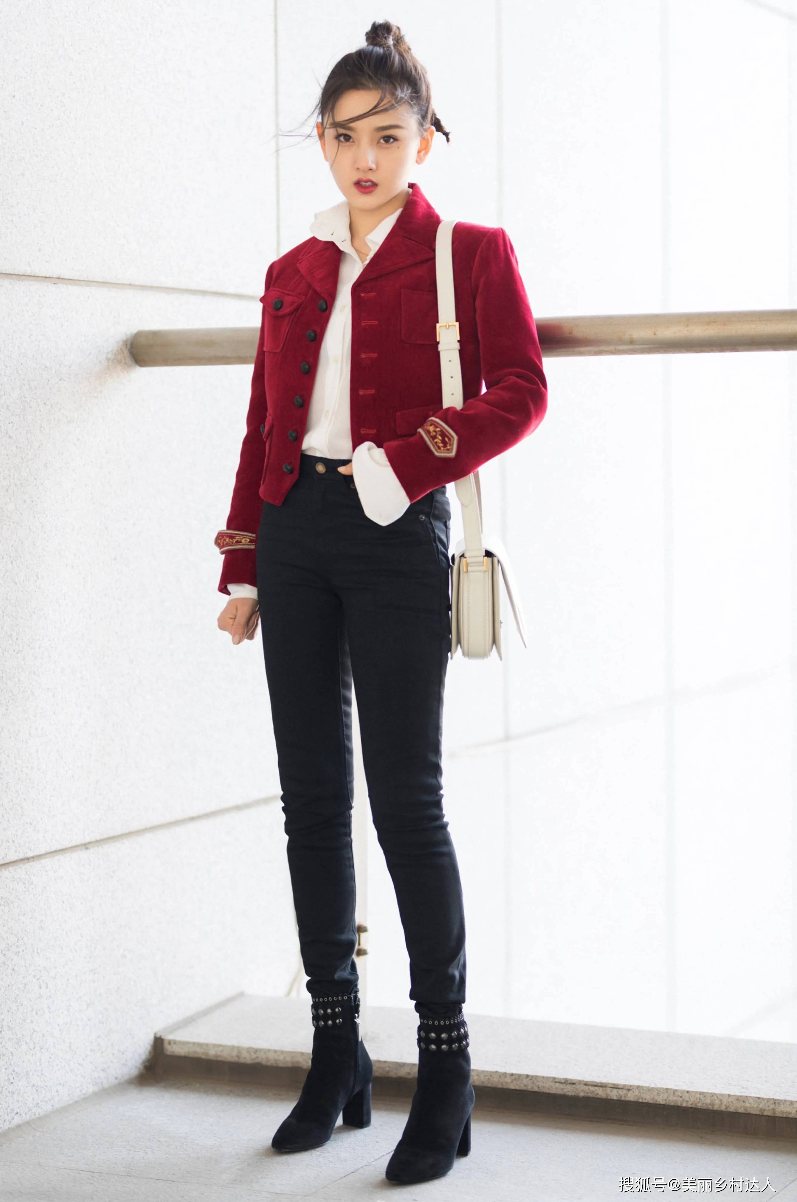 杨颖 张子枫格子夹克搭配网纱裙 变身修长妹妹.短外套又飒又显高