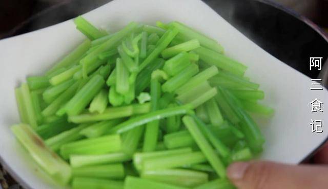 土豆芹菜洋葱一起怎么炒好吃窍门 708139b353904ef59ae1e2c647e0770e.jpeg