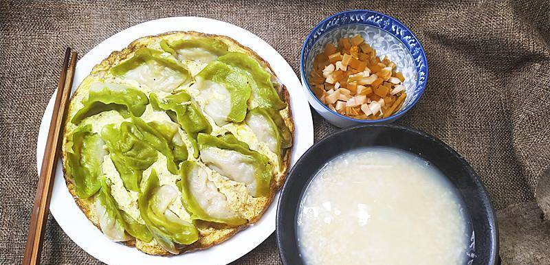 电饭煲|老师傅给孩子做的营养早餐，鸡蛋煎饺子，加上小米粥，好吃味美