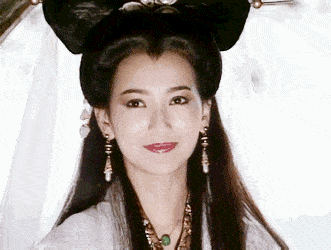 显得 65岁赵雅芝不长皱纹不发福，简单T恤都能穿出高级感，这气质绝了