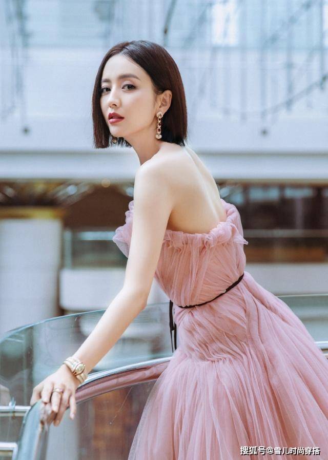 本人佟丽娅穿一袭豆沙粉纱裙亮相,美似仙女下凡,36岁气质依然不一般