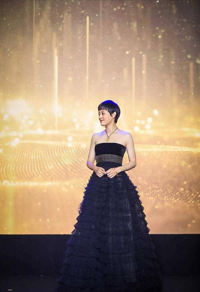 颜色 不容错过“孙俪”的小清新穿搭示范，印花T恤搭配牛仔裙，超好看