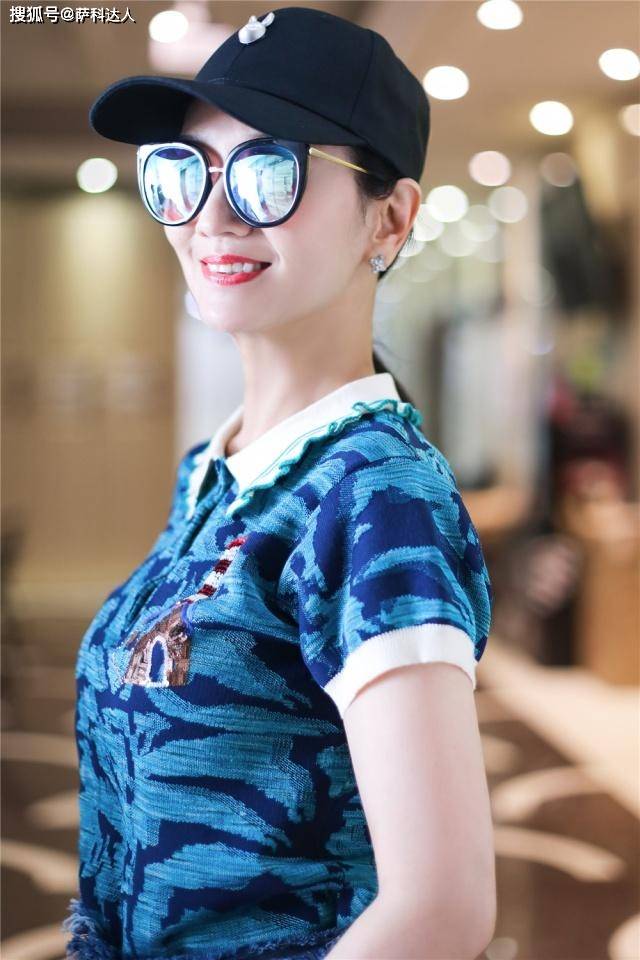 显得 65岁赵雅芝不长皱纹不发福，简单T恤都能穿出高级感，这气质绝了