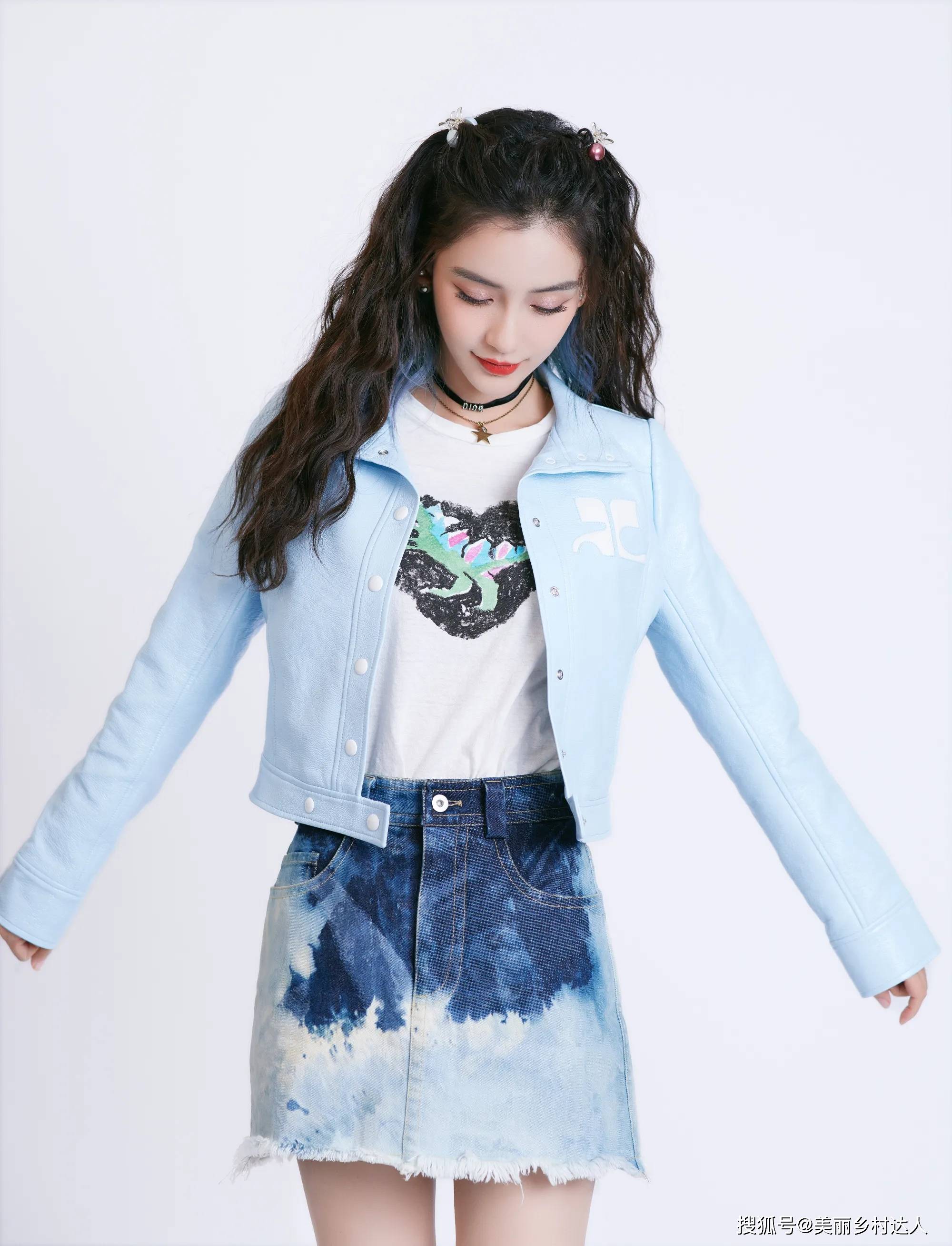 杨颖 张子枫格子夹克搭配网纱裙 变身修长妹妹.短外套又飒又显高