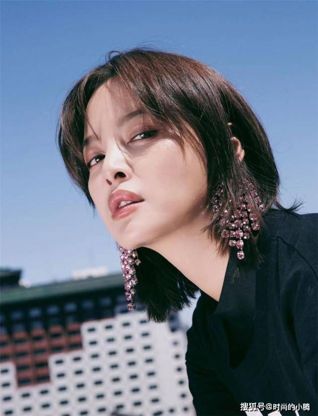 计划 辛芷蕾哪来的勇气？竟在凉鞋里面套丝袜，却硬是把土味穿成时尚