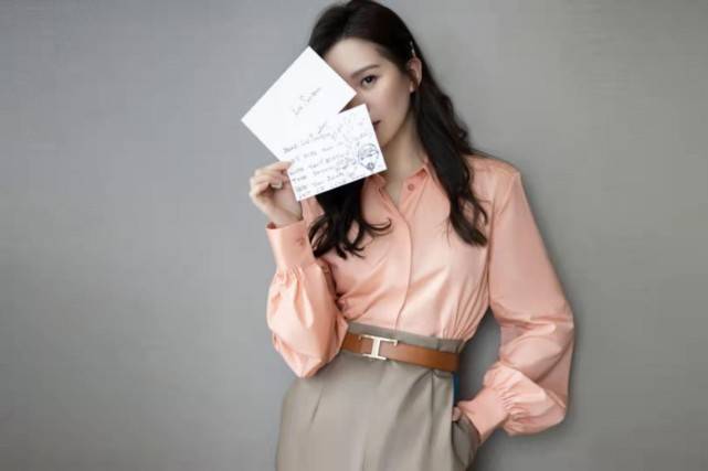 饰品 谁说皮衣不能拥有女人味！跟刘诗诗学皮衣穿搭，轻松拥有同款优雅