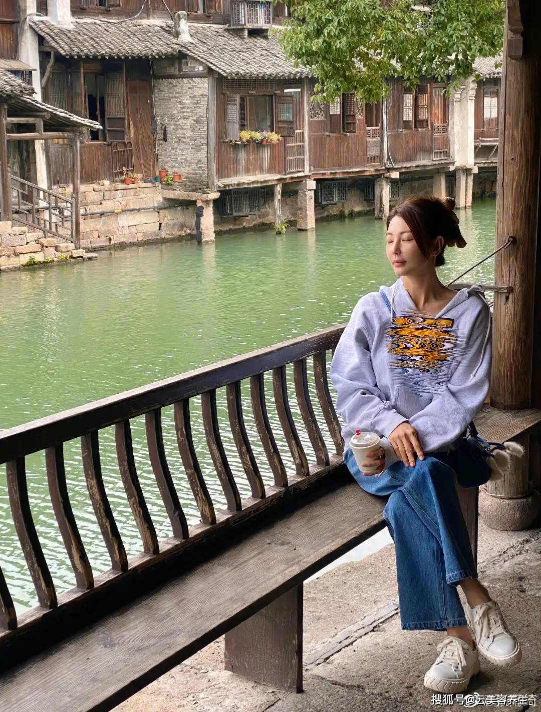 卫衣 张雨绮晒游客照,其貌不扬的卫衣竟然比美女的脸还“抢镜