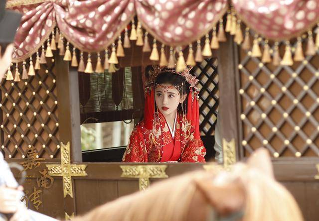 什么鞠婧祎新剧被吐槽，造型雷同头饰夸张，她的妆容是半永久的吗？