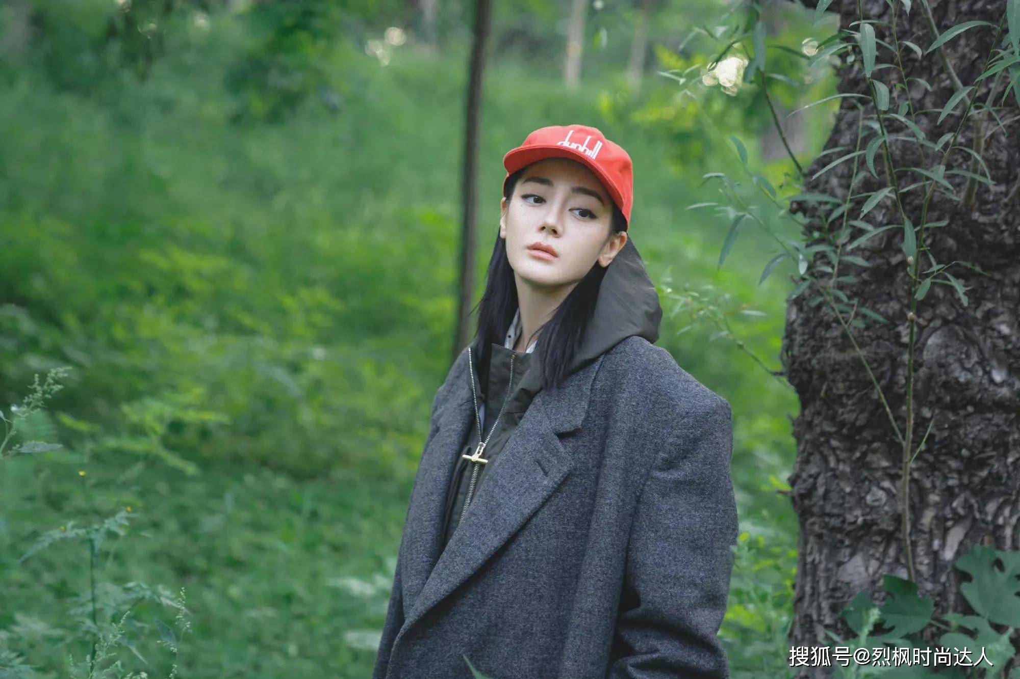 风衣 迪丽热巴秋冬男友感大片，西装、风衣、棒球帽，演绎酷girl时尚