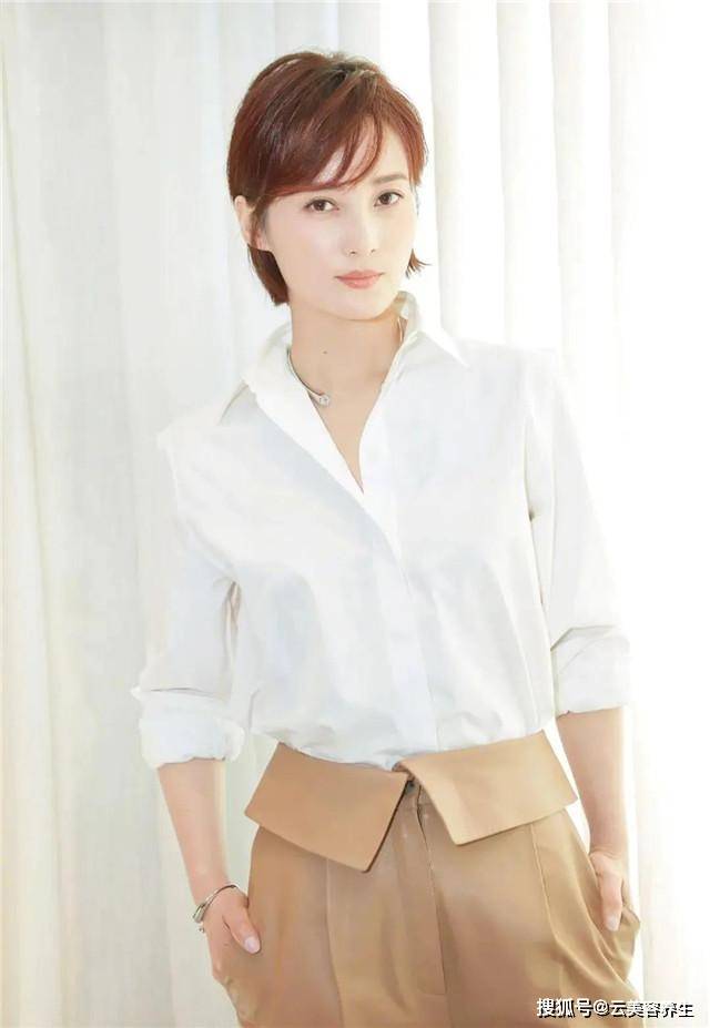 身材 40多岁的女人,尽量别穿T恤配短裤!推荐蒋勤勤这5套穿搭,真优雅