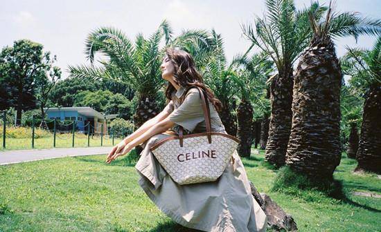 边塞 吴千语收工逛超市,穿毛衣配皮裤像网红打卡,薯片袋比脸还大两圈