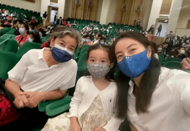 休闲风 真羡慕郭晶晶！霍启刚不摆豪门架子，穿休闲装带女儿为老婆买珠宝