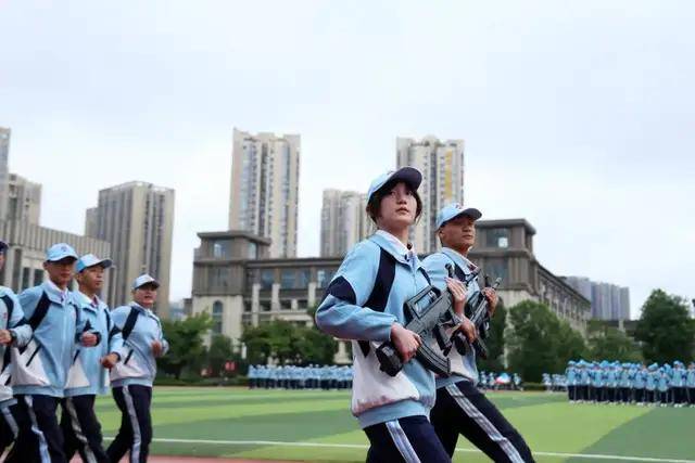 重庆市杨家坪中学这场军训大阅兵燃炸全场