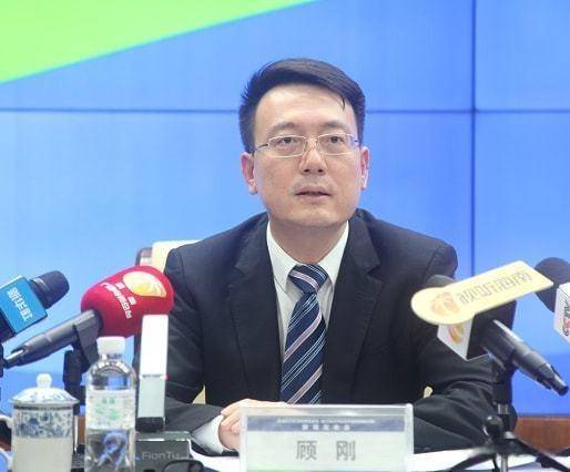 空姐光着腿蹲路边瑟瑟发抖,海航领导飞到北京寒夜穿衬衫罚站_顾刚