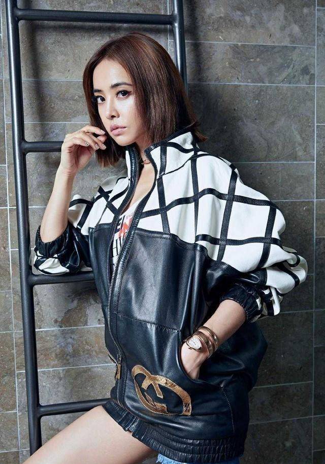 亮点 蔡依林的造型比走秀款有亮点，穿只有“一条腿”的牛仔裤，太个性