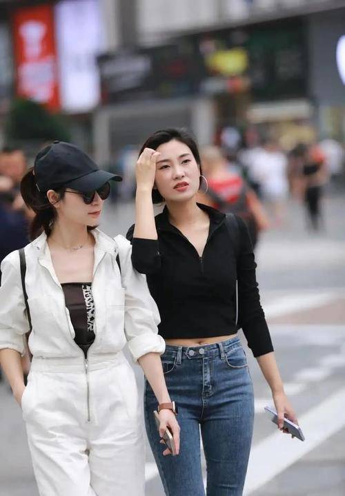 季节 一件毛绒的蓝黑格纹衫，配上灰色的短裤，穿出清新又显腿长的美感