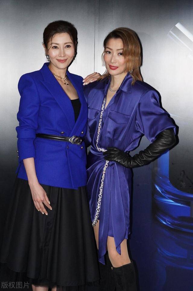 贵妇 51岁的李嘉欣胖不少，穿黑裙配西装外套包裹严实，掩不住贵妇气质