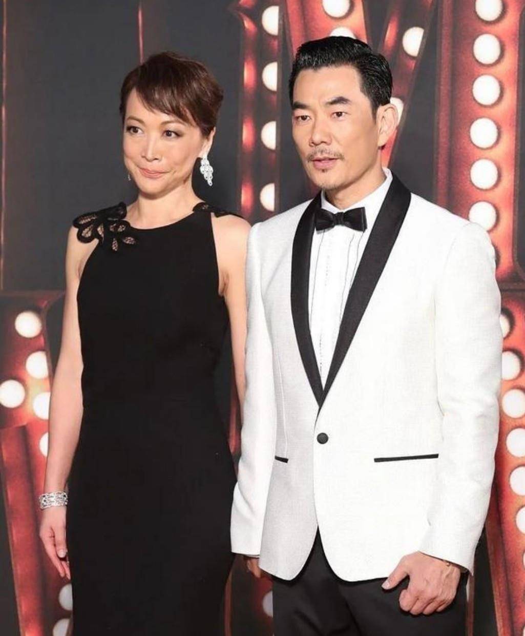 身材 任贤齐妻子穿小黑裙，大秀性感玲珑身材，两人同框太有夫妻相了