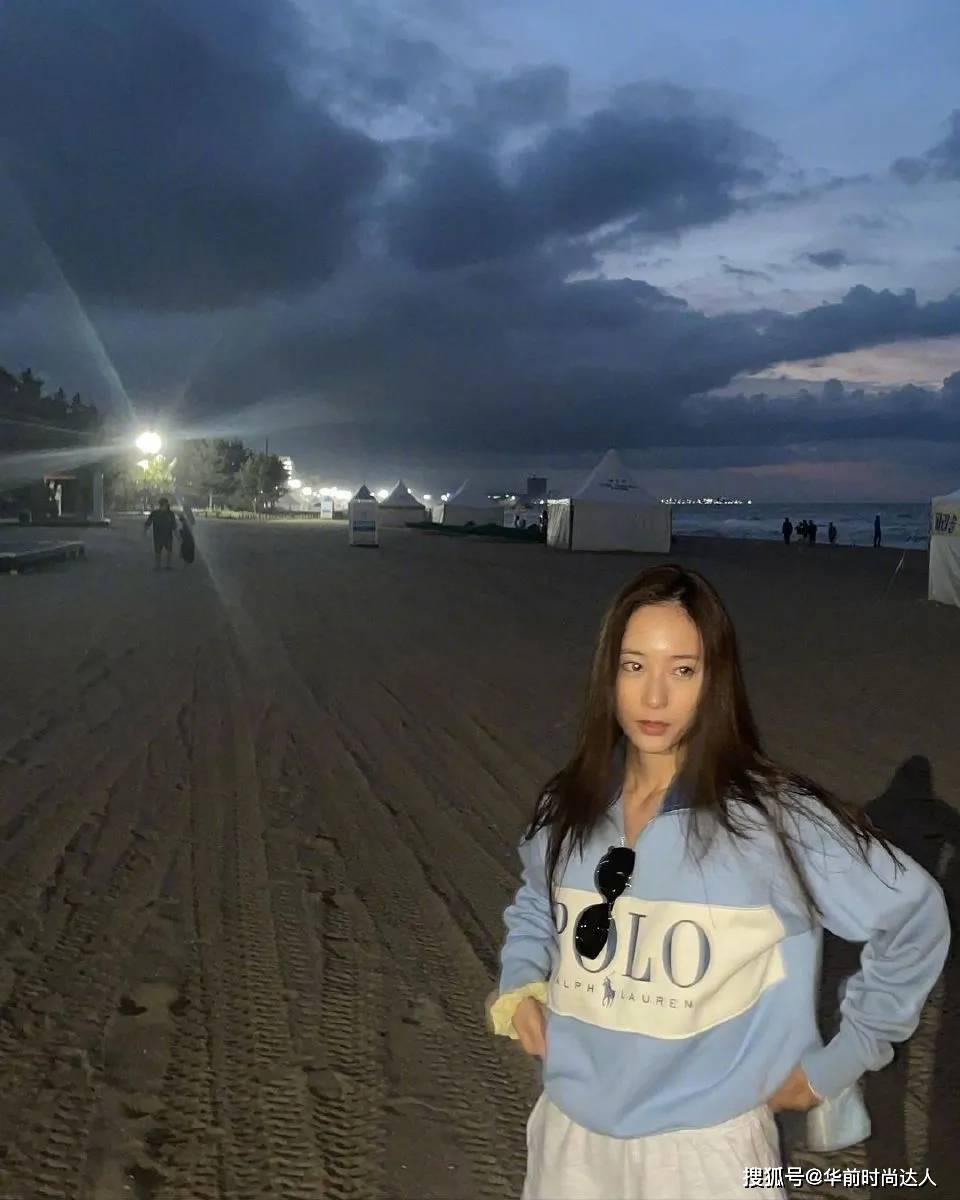 身材 卫衣配白色短裤减龄又洋气，郑秀晶真会穿，意外秀腿太美了