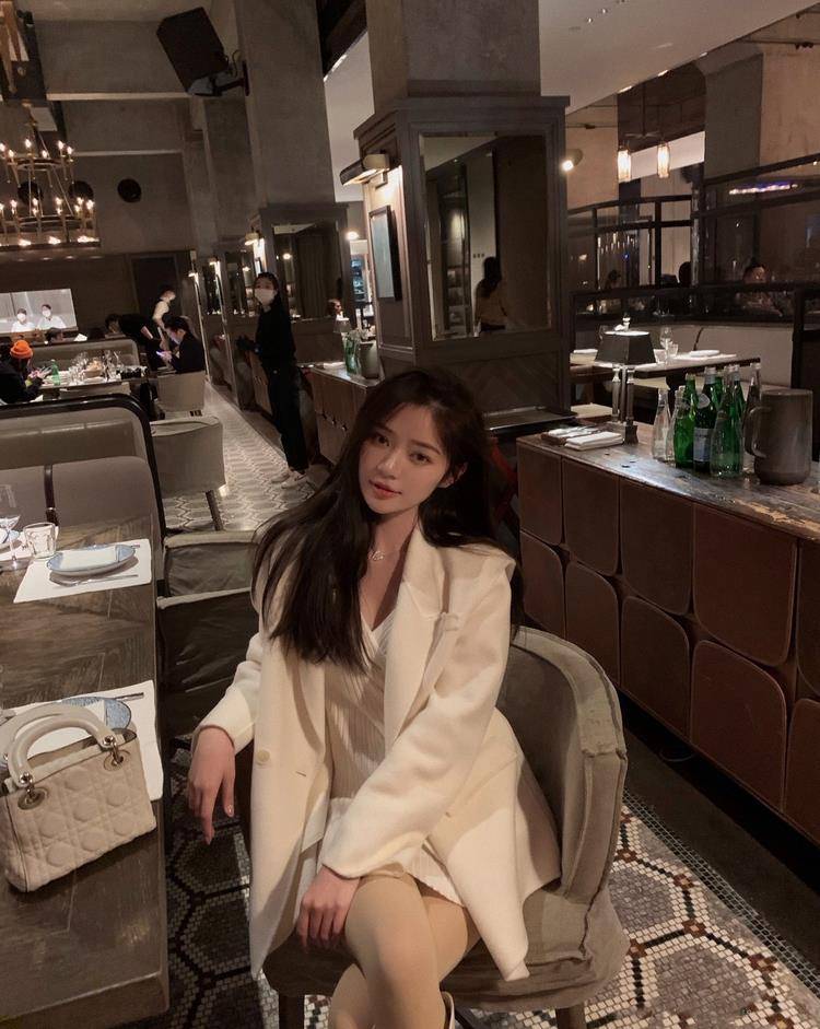 大衣 小飞袖设计的双面呢大衣,手感细腻软糯,层次感丰富