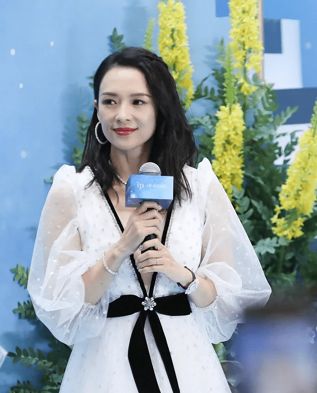 美人 章子怡被称之她为东方“美人坯子”，10衣服展示她不仅美还会穿