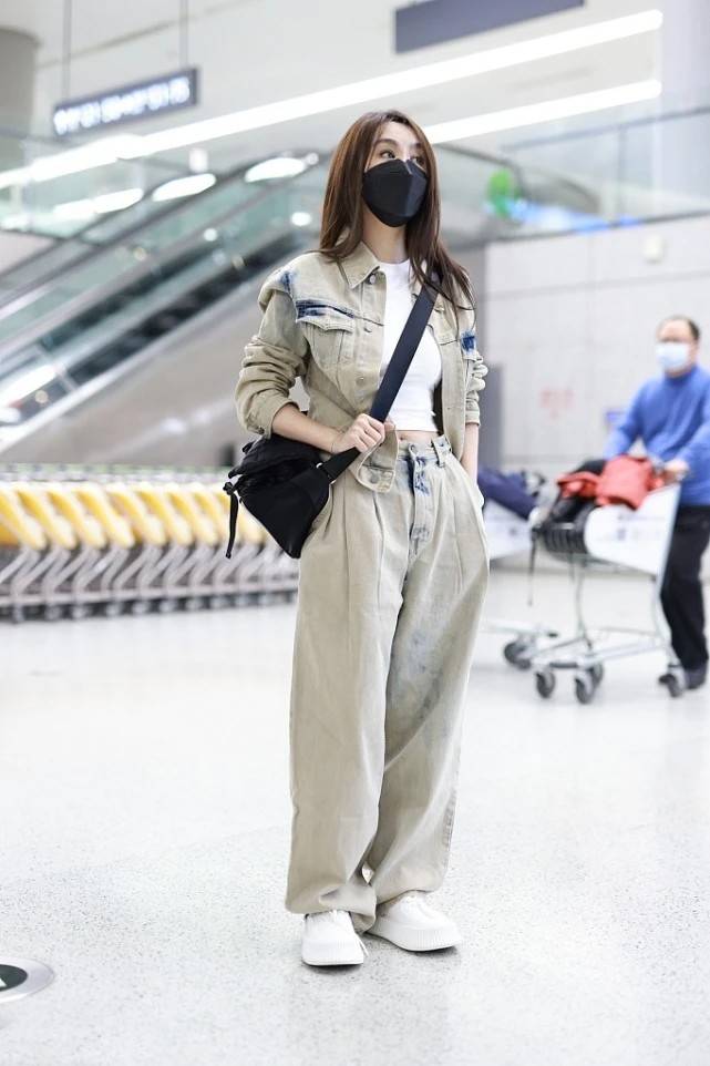 颜色 李菲儿真洋气，牛仔套装+露脐秀身材，这魅力不愧是黄晓明前女友